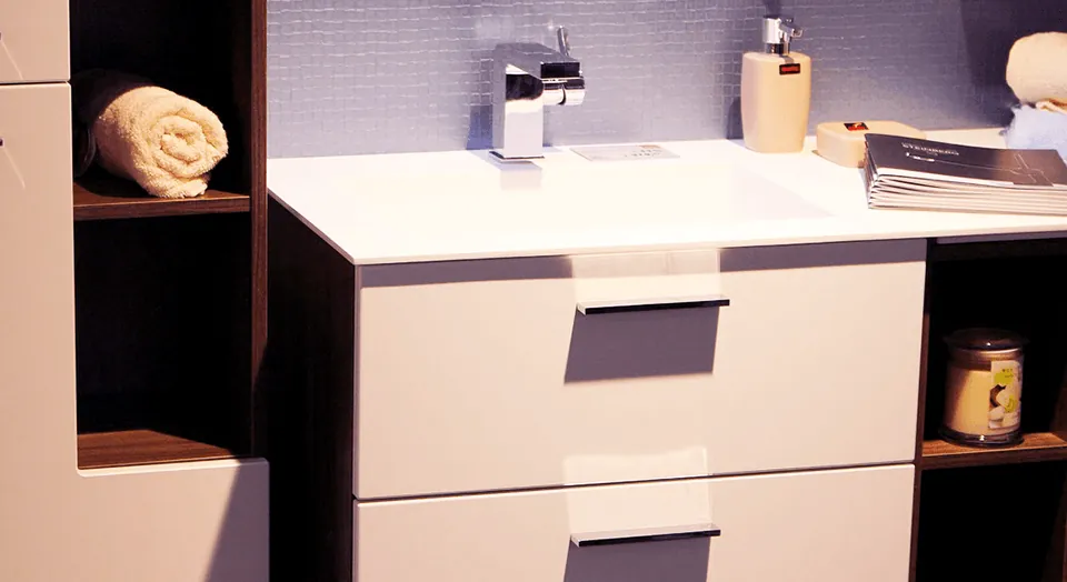 Mueble de ba&ntilde;o a medida en Uruguay: vanitorio con cajones y guardado lateral