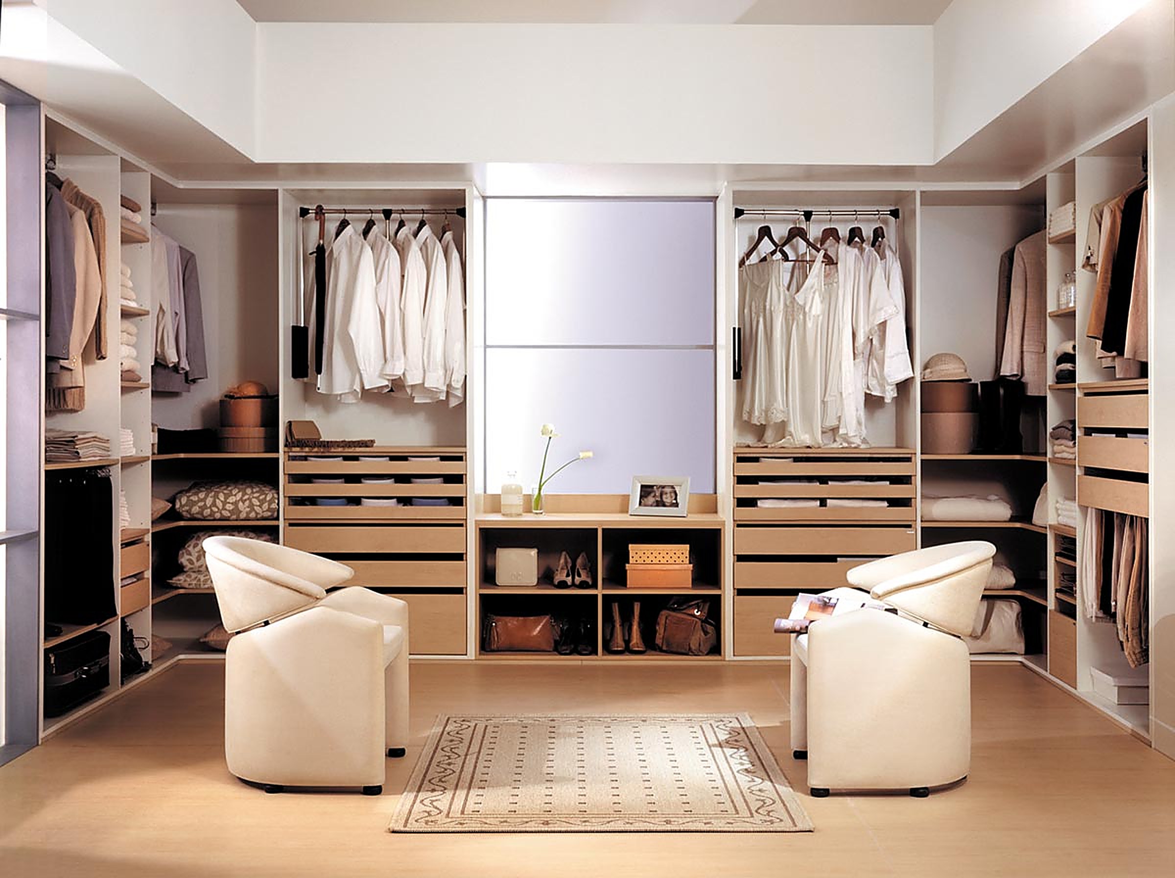 Vestidor a medida con distribucion interior optimizada, proyecto Moreira Maderas Uruguay