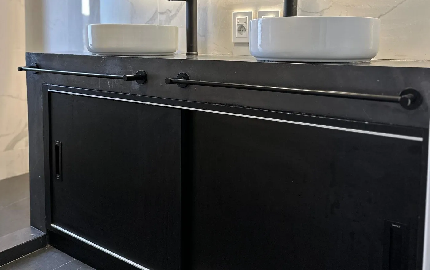 Mueble de ba&ntilde;o a medida &mdash; bajo mesada compacto con gran capacidad