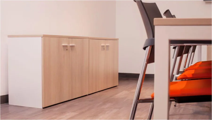 Muebles de oficina a medida en Uruguay: puesto de trabajo con guardado integrado