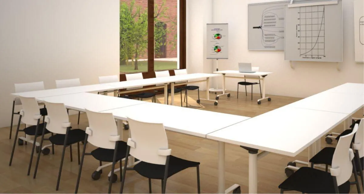 Sala de capacitaci&oacute;n a medida &mdash; mesas modulares y pizarra
